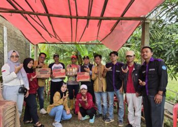 Perwakilan Universitas Kartamulia salurkan bantuan warga terdampak banjir di Cikao Bandung - Dokumentasi/ KMC