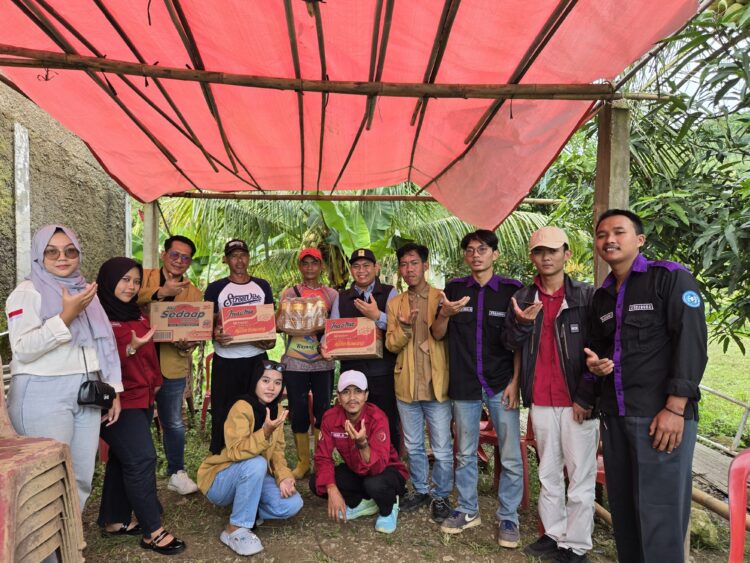 Perwakilan Universitas Kartamulia salurkan bantuan warga terdampak banjir di Cikao Bandung - Dokumentasi/ KMC