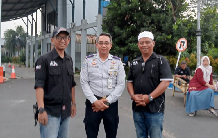 Sahate TKSCI Purwakarta berbagi takjil untuk masyarakat dan mempersiapkan Posko Mudik di Purwakarta - Dokumentasi/Ahmad Yani