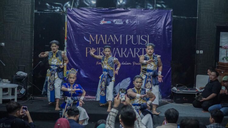 Tarian Gesit Jawa Barat dari Sanggar Sastra Purwakarta di Malam Puisi Kopel Purwakarta - Intiporia/Fajri