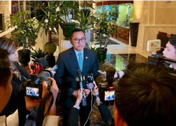 Deputi Bidang Protokol, Pers, dan Media, Sekretariat Presiden, Yusuf Permana menyampaikan keterangan pers kepada awak media di Ankara, Turkiye, pada Rabu, 9 April 2025. Foto: BPMI Setpres