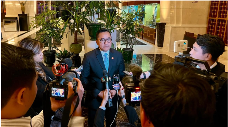 Deputi Bidang Protokol, Pers, dan Media, Sekretariat Presiden, Yusuf Permana menyampaikan keterangan pers kepada awak media di Ankara, Turkiye, pada Rabu, 9 April 2025. Foto: BPMI Setpres