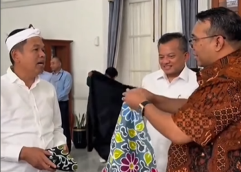 Dedi Mulyadi saat melihat karya batik anak-anak difabel Jawa Barat - Instagram/dedimulyadi71 (Video: TikTok bilal_akbar0520)