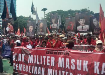 Aliansi Gebrak Suarakan Tuntutan Buruh di Gedung DPR RI pada May Day 2025 - Dok. Intiporia
