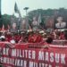 Aliansi Gebrak Suarakan Tuntutan Buruh di Gedung DPR RI pada May Day 2025 - Dok. Intiporia