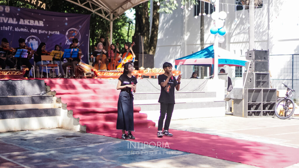 Penampilan SMANTI Orkestra di acara reuni akbar SMA Negeri 3 Purwakarta 'Tridaya Festival Akbar' - Intiporia/ M. Fajri