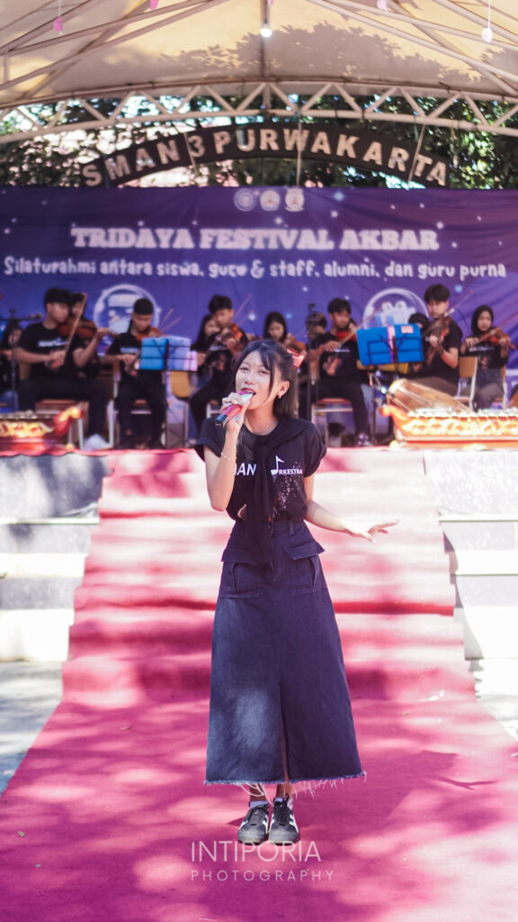 Raisa vokalis SMANTI Orkestra saat tampil - Intiporia/ M. Fajri