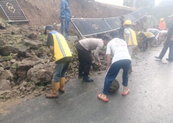 Tembok Rumah Ambruk di Kiarapedes Usai Hujan Deras, Warga dan Aparat Sigap Bersihkan Longsoran - Humas Polres Purwakarta