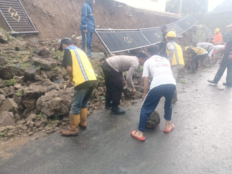Tembok Rumah Ambruk di Kiarapedes Usai Hujan Deras, Warga dan Aparat Sigap Bersihkan Longsoran - Humas Polres Purwakarta