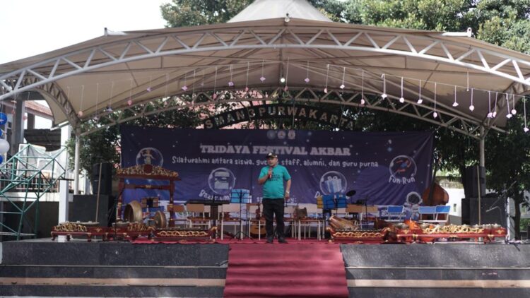 Kepala Sekolah SMA Negeri 3 Purwakarta, Asep Mulyana, M.Pd., saat memberi sambutan di Reuni Akbar - Intiporia/M. Fajri