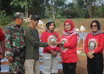 Penyerahan Bibit untuk Teras Hijau Desa Citalang Purwakarta - Intiporia