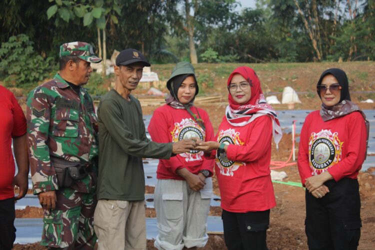 Penyerahan Bibit untuk Teras Hijau Desa Citalang Purwakarta - Intiporia