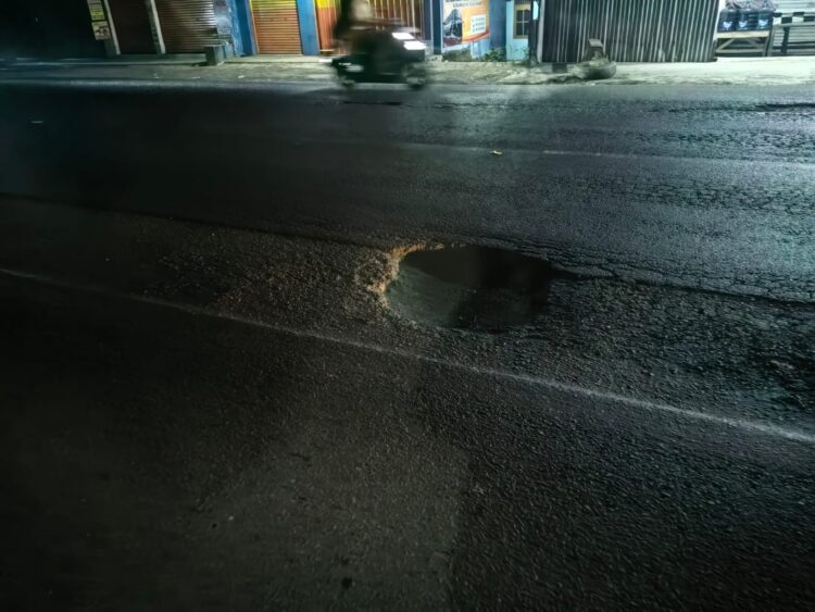 Jalan berlubang di jalan raya wilayah Cikopo-Purwakarta - Intiporia/Anggra Riswanto