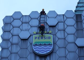 Petugas sedang memperbarui logo di Graha PERSIB, Jalan Sulanjana No. 17 Kota Bandung, Jumat, 23 Mei 2025. (PERSIB.co.id/Barly Isham)