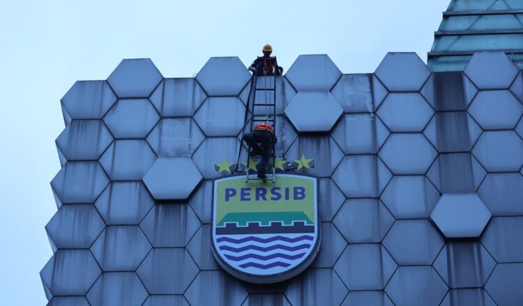 Petugas sedang memperbarui logo di Graha PERSIB, Jalan Sulanjana No. 17 Kota Bandung, Jumat, 23 Mei 2025. (PERSIB.co.id/Barly Isham)