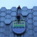 Petugas sedang memperbarui logo di Graha PERSIB, Jalan Sulanjana No. 17 Kota Bandung, Jumat, 23 Mei 2025. (PERSIB.co.id/Barly Isham)