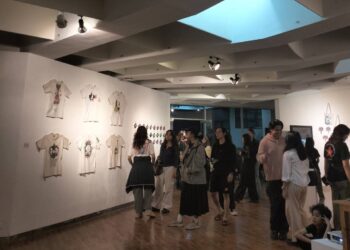 Para pengunjung pameran "Kilas Balik" melihat dokumentasi dan karya dari Pasar Seni ITB lintas dekade, di Galeri Soemarja, Minggu (25/4/2025). (ITB/Shieva Amelia Savitri)