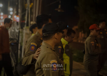 Petugas patroli jam malam di Kabupaten Purwakarta - Intiporia/M. Fajri