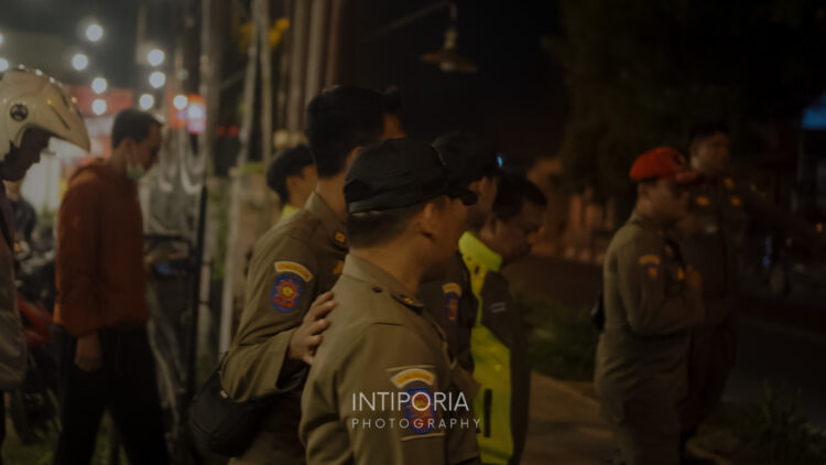 Petugas patroli jam malam di Kabupaten Purwakarta - Intiporia/M. Fajri