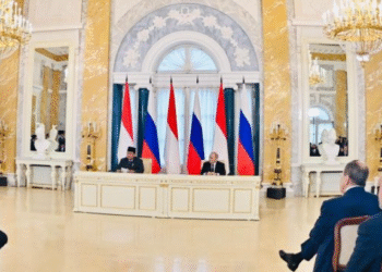 Presiden Republik Indonesia, Prabowo Subianto dan Presiden Federasi Rusia, Vladimir Putin menyampaikan keterangan pers bersama usai pertemuan bilateral di Istana Konstantinovsky, St. Petersburg, pada Kamis, 19 Juni 2025. Foto: BPMI Setpres/Laily Rachev