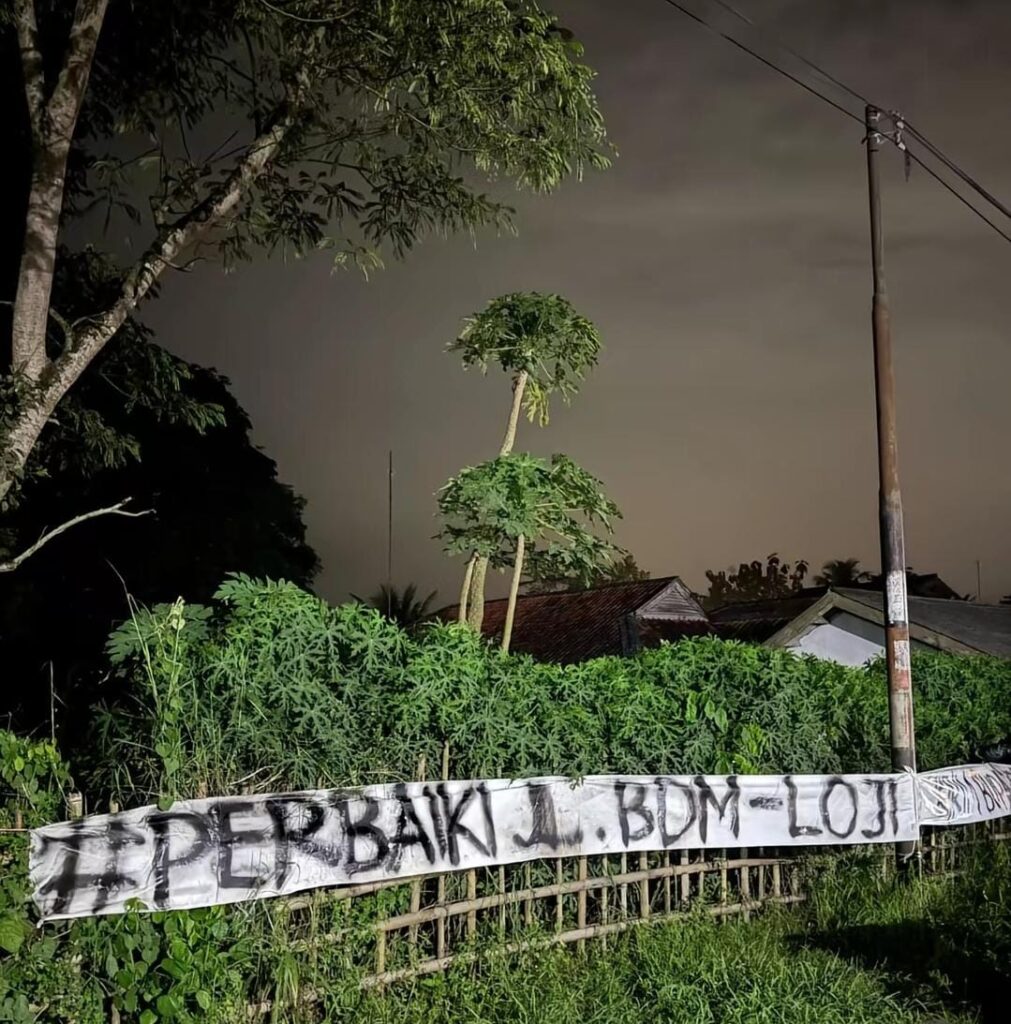 Spanduk protes warga kepada Bupati Karawang - Dok. Karawang Info Official