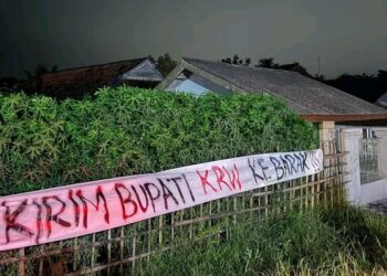 Spanduk Aksi Protes Warga ke Bupati Karawang - Dok. Karawang Info Official