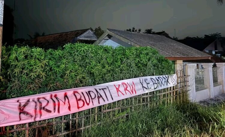 Spanduk Aksi Protes Warga ke Bupati Karawang - Dok. Karawang Info Official