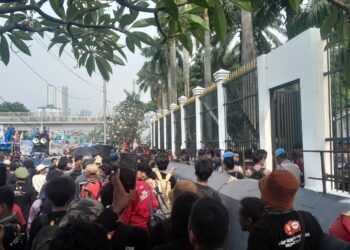 Kumpulan Massa Aksi Demo dari kalangan mahasiswa dan buruh - Dok. Intiporia