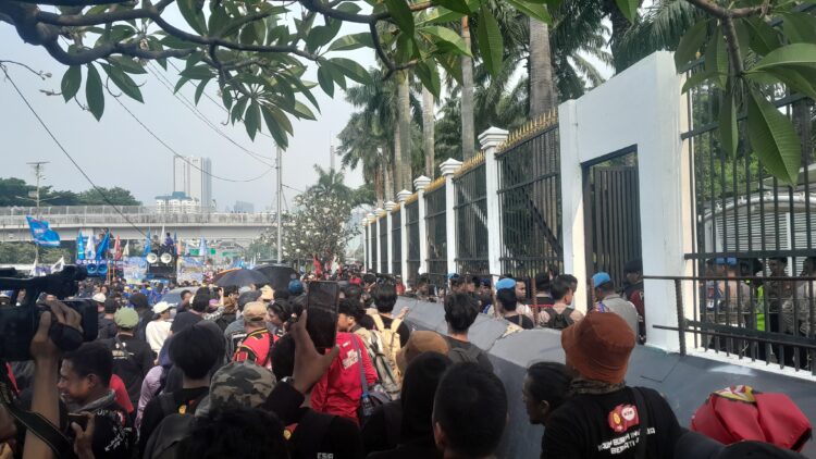 Kumpulan Massa Aksi Demo dari kalangan mahasiswa dan buruh - Dok. Intiporia