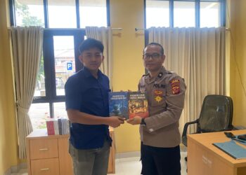 Dr. H. Iwan Rasiwan berkontribusi nyata pada Polri dengan sumbangan buku hukumnya, dukung penanganan kasus PPA dan pendidikan Taruna Akpol untuk polisi lebih profesional.