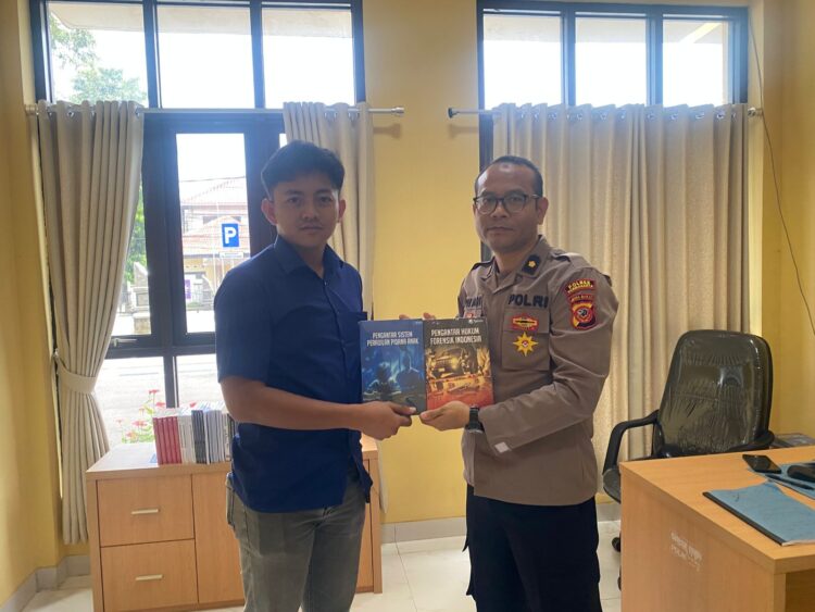 Dr. H. Iwan Rasiwan berkontribusi nyata pada Polri dengan sumbangan buku hukumnya, dukung penanganan kasus PPA dan pendidikan Taruna Akpol untuk polisi lebih profesional.