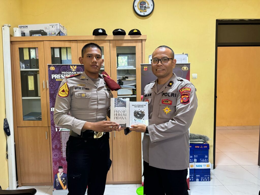 Dr. H. Iwan Rasiwan berkontribusi nyata pada Polri dengan sumbangan buku hukumnya, dukung penanganan kasus PPA dan pendidikan Taruna Akpol untuk polisi lebih profesional.