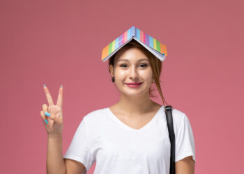 Ilustrasi calon mahasiswa memilih kampus impian - Freepik/KamranAydinov