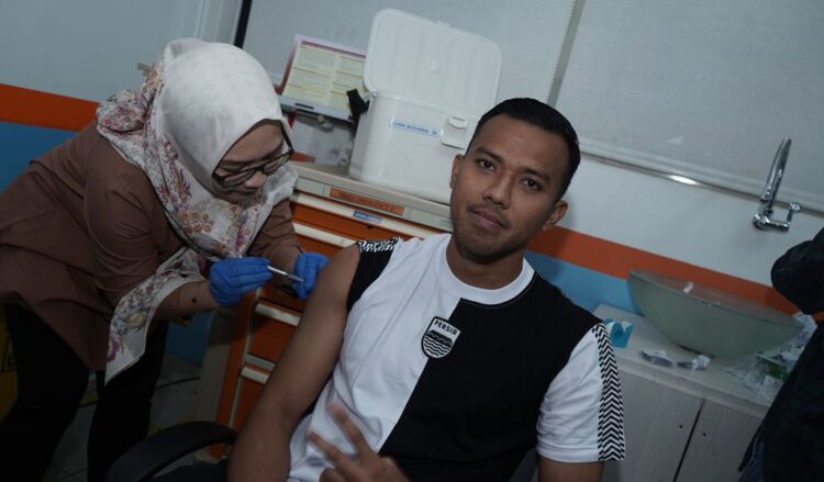 Penjaga gawang PERSIB, Teja Paku Alam menerima vaksin di Biofarma, Sabtu, 28 Juni 2025. (PERSIB.co.id/Sutanto Nurhadi Permana)
