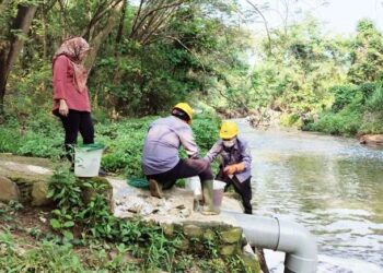 DLH Jabar Sidak ke Sungai Cilemahabang, Telusuri Sumber Pencemaran - Humas Jabar
