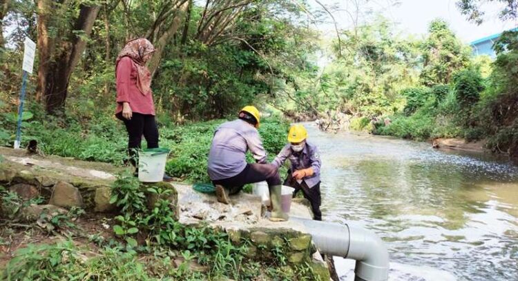 DLH Jabar Sidak ke Sungai Cilemahabang, Telusuri Sumber Pencemaran - Humas Jabar
