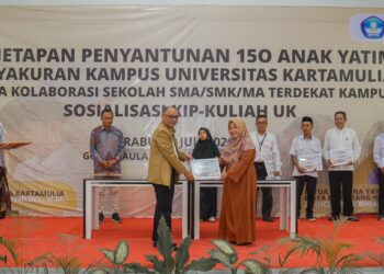 Universitas Kartamulia menandatangani nota kesepahaman (MoU) dengan 12 sekolah mitra dari enam kecamatan - Dok. Intiporia