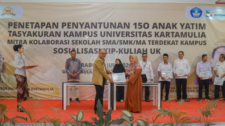 Universitas Kartamulia menandatangani nota kesepahaman (MoU) dengan 12 sekolah mitra dari enam kecamatan - Dok. Intiporia