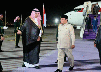 Presiden Republik Indonesia, Prabowo Subianto mendarat di Royal Terminal, Bandar Udara Internasional King Abdulaziz, Jeddah, Arab Saudi, pada Selasa, 1 Juli 2025 untuk memulai kunjungan kenegaraan. Foto: BPMI Setpres/Rusman