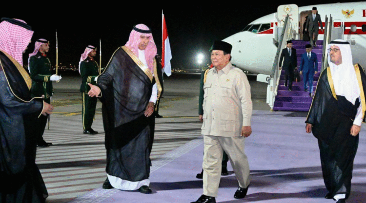 Presiden Republik Indonesia, Prabowo Subianto mendarat di Royal Terminal, Bandar Udara Internasional King Abdulaziz, Jeddah, Arab Saudi, pada Selasa, 1 Juli 2025 untuk memulai kunjungan kenegaraan. Foto: BPMI Setpres/Rusman