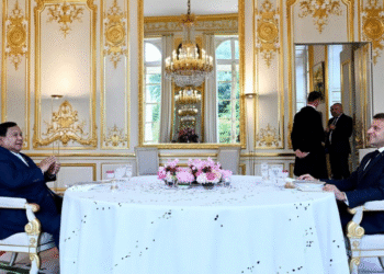 Presiden Republik Indonesia, Prabowo Subianto, menghadiri jamuan santap malam privat yang digelar oleh Presiden Prancis, Emmanuel Macron, pada Senin malam, 14 Juli 2025, di Paris. Foto: BPMI Setpres/Cahyo