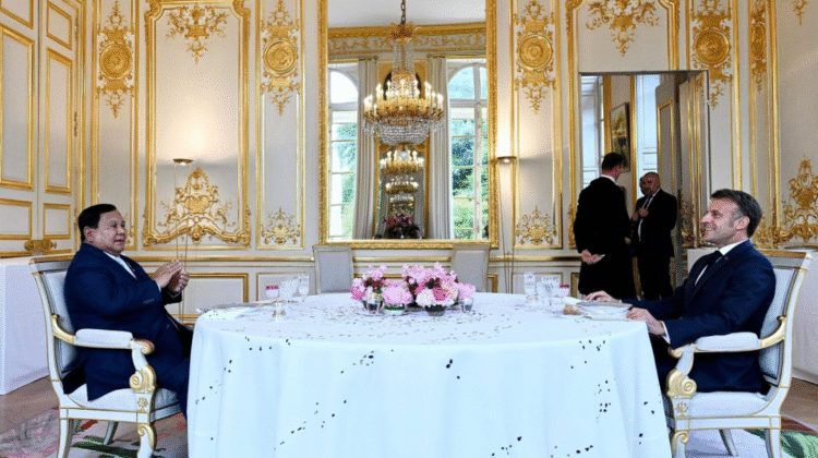 Presiden Republik Indonesia, Prabowo Subianto, menghadiri jamuan santap malam privat yang digelar oleh Presiden Prancis, Emmanuel Macron, pada Senin malam, 14 Juli 2025, di Paris. Foto: BPMI Setpres/Cahyo