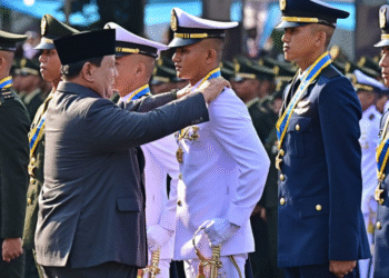 Presiden Prabowo Subianto menyematkan tanda pangkat perwira kepada delapan perwira remaja penerima Adhi Makayasa dari tiap matra saat Upacara Prasetya Perwira (Praspa) Tentara Nasional Indonesia (TNI) dan Kepolisian Negara Republik Indonesia (Polri) Tahun 2025 di Istana Merdeka, Jakarta, pada Rabu, 23 Juli 2025. Foto: BPMI Setpres/Muchlis Jr