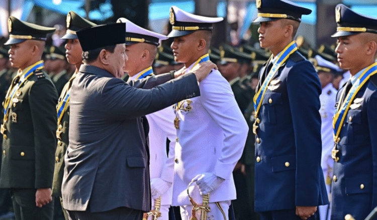 Presiden Prabowo Subianto menyematkan tanda pangkat perwira kepada delapan perwira remaja penerima Adhi Makayasa dari tiap matra saat Upacara Prasetya Perwira (Praspa) Tentara Nasional Indonesia (TNI) dan Kepolisian Negara Republik Indonesia (Polri) Tahun 2025 di Istana Merdeka, Jakarta, pada Rabu, 23 Juli 2025. Foto: BPMI Setpres/Muchlis Jr