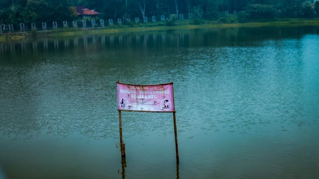 Himbauan dilarang buang sampah di Situ Wanayasa - Dok. M.Fajri
