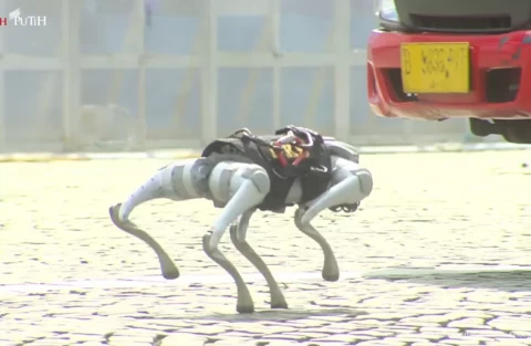 Polri menunjukkan teknologi terbaru saat peringatan HUT ke-79 Bhayangkara di Monas, Jakarta, Selasa (1/7/2025). Foto/YouTube Setpres