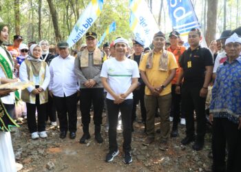 Om Zein Hadiri Pasar Pasisian Leuweung: Sinergi Ekonomi Lokal dan Pelestarian Hutan