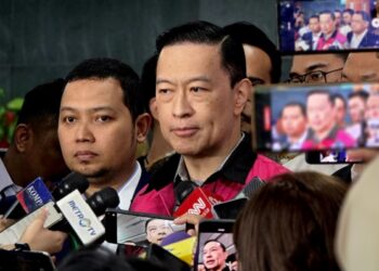 Tom Lembong memberi keterangan kepada wartawan usai dituntut 7 tahun penjara. Foto: AJI