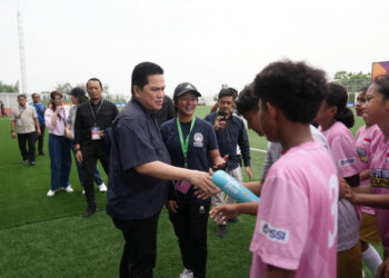 Erick Thohir saat menyaksikan Semifinal All Stars Piala Pertiwi 2025 di Kudus - Dok. PSSI