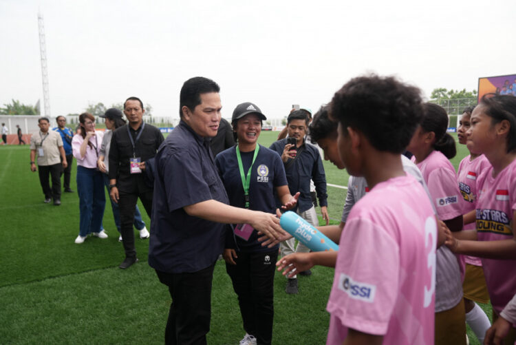 Erick Thohir saat menyaksikan Semifinal All Stars Piala Pertiwi 2025 di Kudus - Dok. PSSI